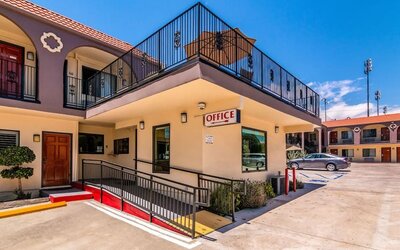 Hotel entrance with accessible office reception at Glenridge Inn Glendale Pasadena.