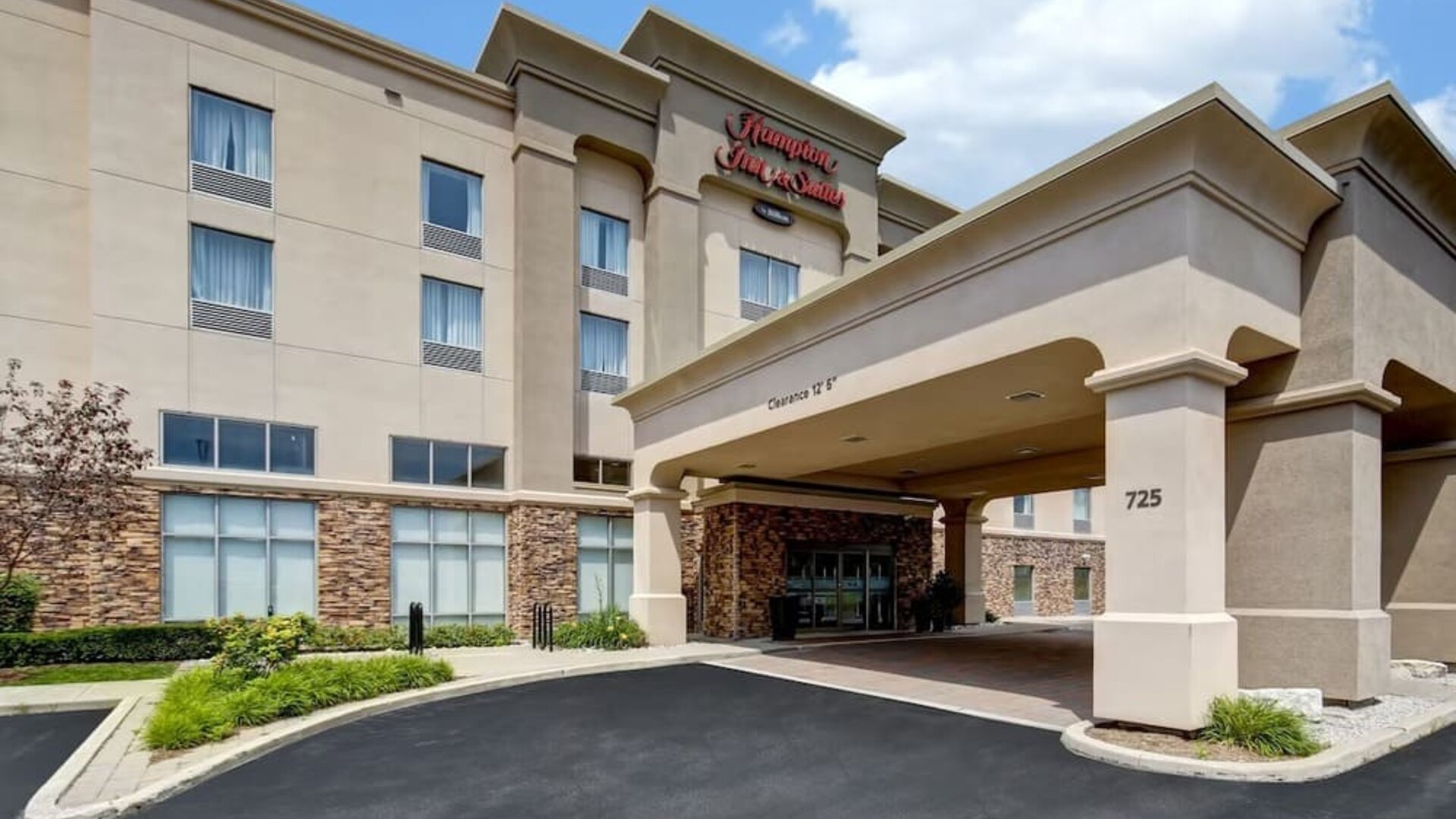 Hotel entrance at Hampton Inn & Suites By Hilton Guelph.