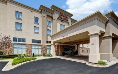 Hotel entrance at Hampton Inn & Suites By Hilton Guelph.