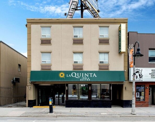 Exterior entrance of La Quinta Inn & Suites By Wyndham Oshawa.