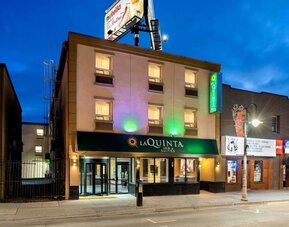 Exterior view of La Quinta Inn & Suites By Wyndham Oshawa at dusk.