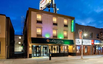 Exterior view of La Quinta Inn & Suites By Wyndham Oshawa at dusk.