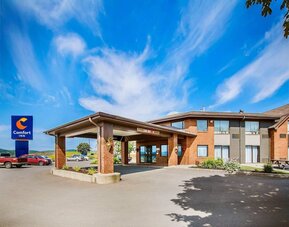 Exterior entrance of Comfort Inn Saskatoon.