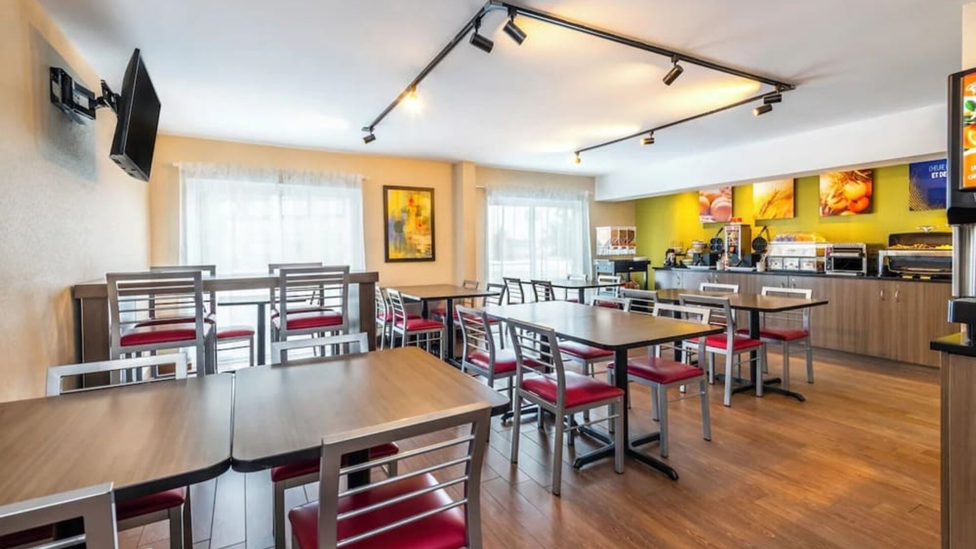 Breakfast dining area with tables and seating at Comfort Inn Saskatoon.