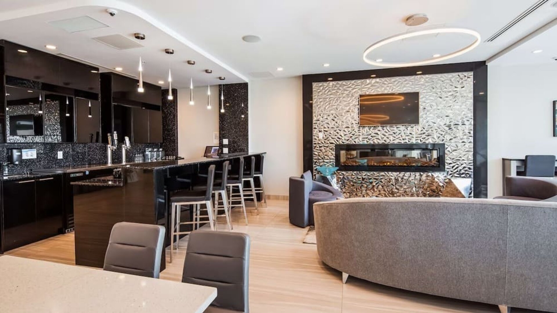 Hotel bar with lounge  and workspace area perfect for co-working at Executive Residency By Best Western.