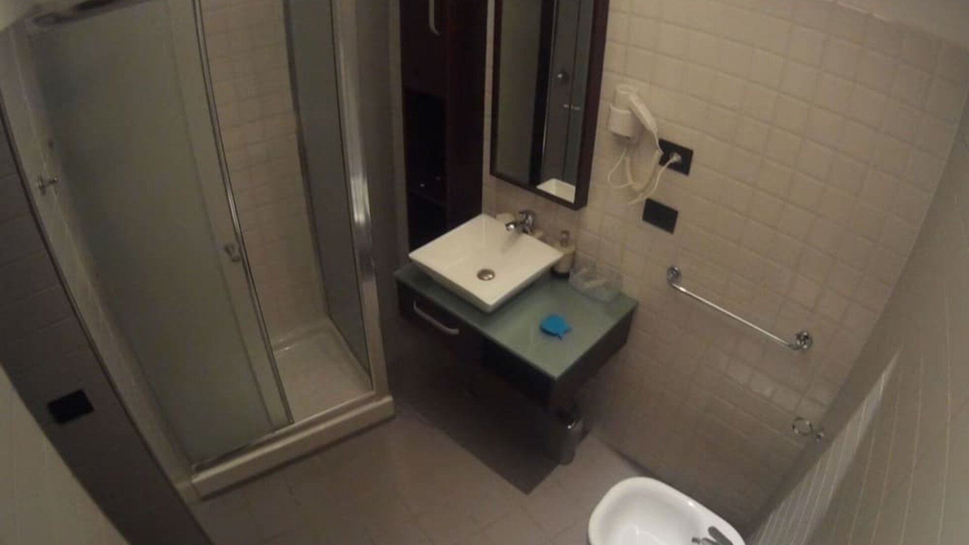 Spacious bathroom with bidet, vanity sink and complimentary toiletries at Dolce Vita Rooms & Breakfast.