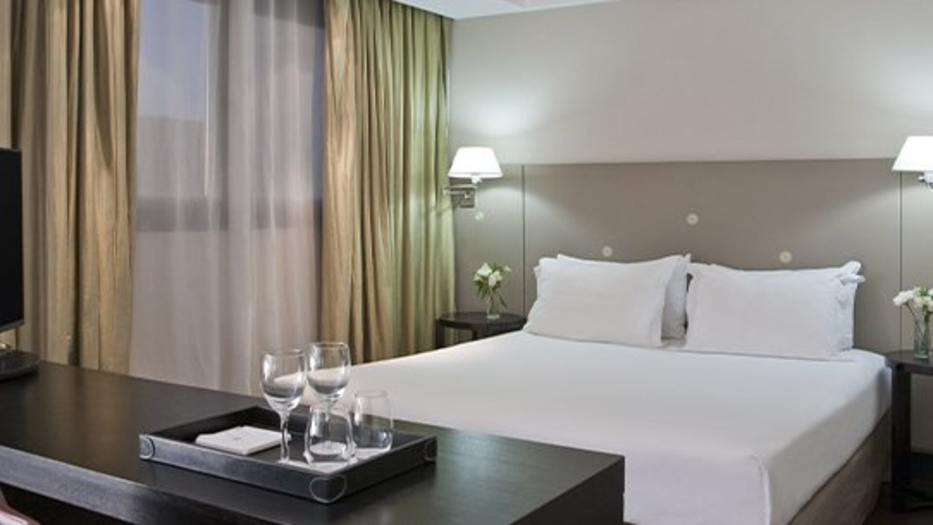 Contemporary guest room with king bed, work desk, modern furnishings and relaxing atmosphere at NH Buenos Aires 9 De Julio.