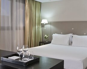 Contemporary guest room with king bed, work desk, modern furnishings and relaxing atmosphere at NH Buenos Aires 9 De Julio.