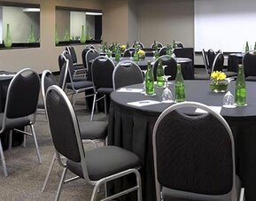 Flexible meeting and event space with banquet seating, round tables and conference facilities at NH Buenos Aires 9 De Julio.