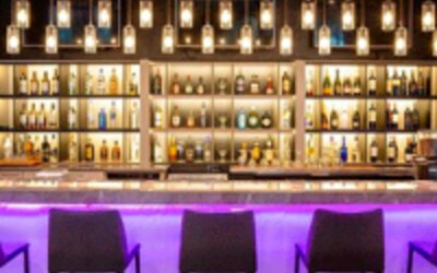 Stylish hotel bar featuring premium spirits, contemporary seating and ambient lighting at Crowne Plaza Panama.