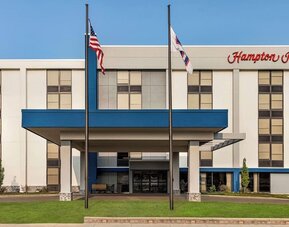 Exterior view of Hampton Inn Chicago O'Hare showcasing the hotel entrance, covered porte-cochère and contemporary façade.
