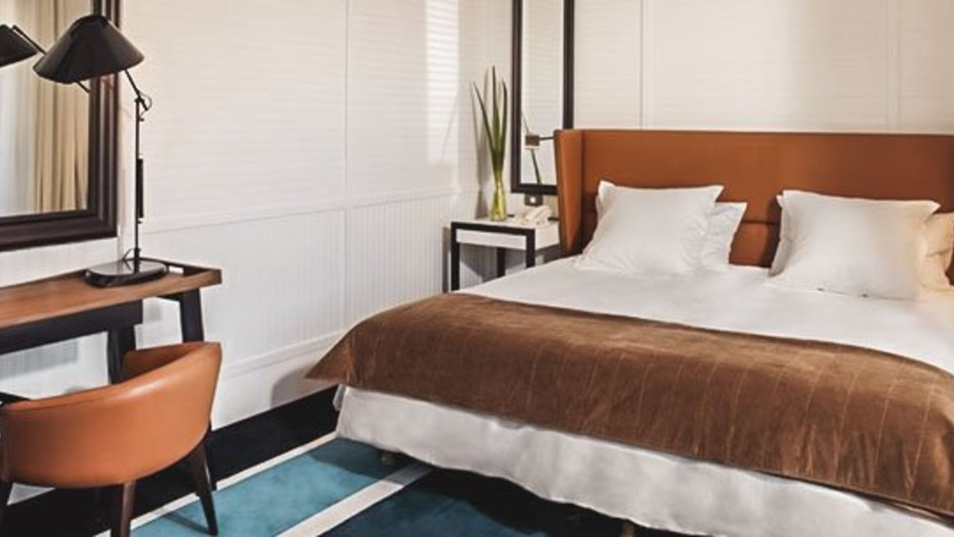 Guest room at Hotel Pulitzer Buenos Aires featuring a double bed, work desk, modern lighting and contemporary décor.