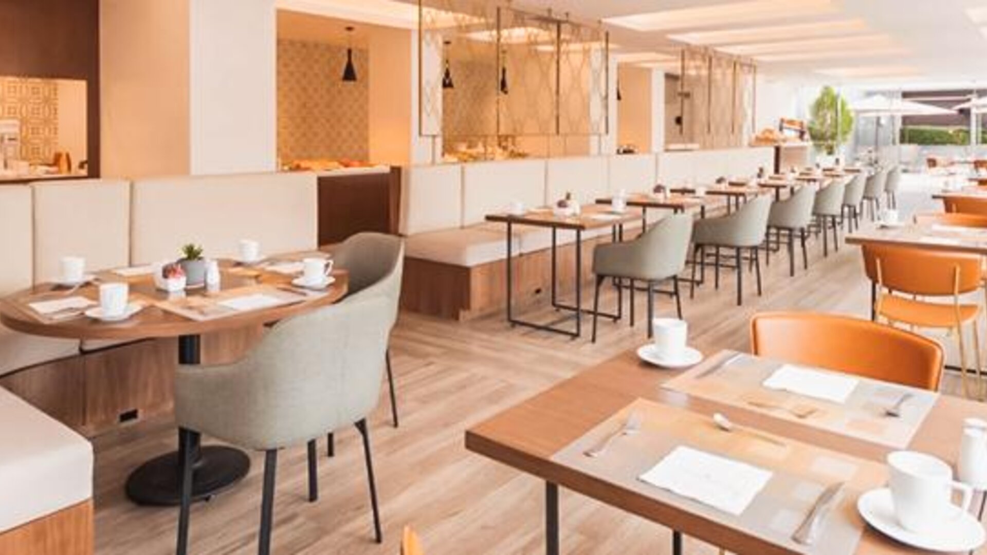 Restaurant at NH Collection Mexico City Centro Histórico featuring modern dining tables, comfortable seating and bright contemporary interiors.