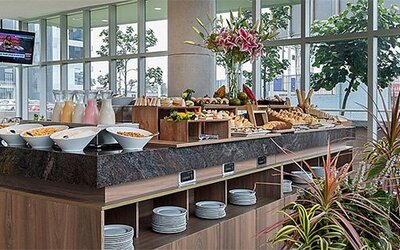 Breakfast buffet at Holiday Inn Lima Airport featuring cereals, pastries, beverages and fresh food selections.