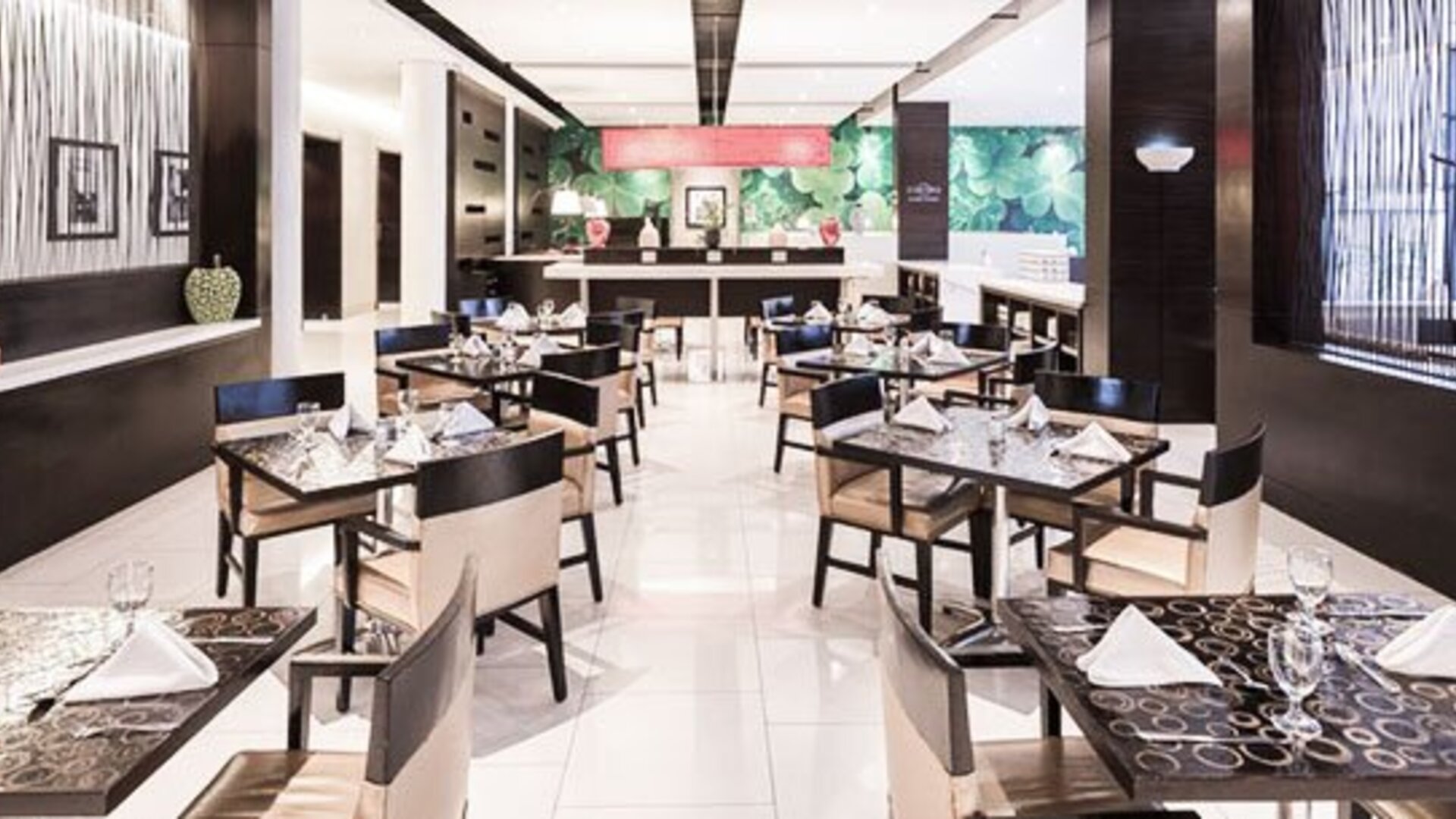 Dining area at Courtyard Panama Metromall featuring neatly set tables, modern chairs and bright contemporary décor.