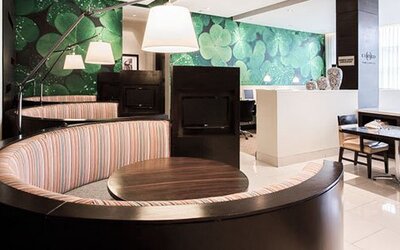Lobby workspace at Courtyard Panama Metromall featuring curved booth seating, tables and contemporary pendant lighting.