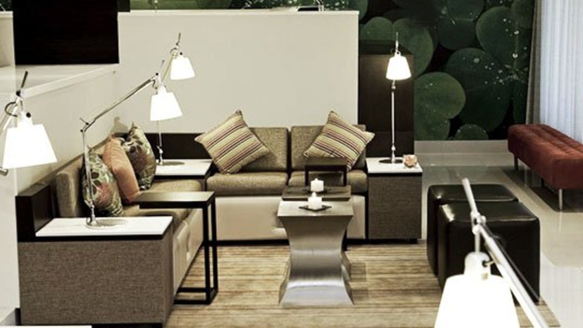 Hotel lobby at Courtyard Panama Metromall featuring contemporary sofas, decorative lighting and comfortable seating areas.