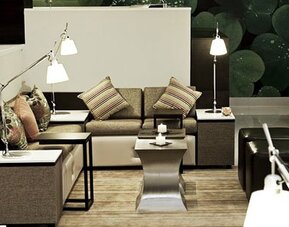 Hotel lobby at Courtyard Panama Metromall featuring contemporary sofas, decorative lighting and comfortable seating areas.