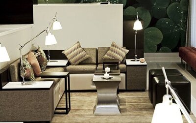 Hotel lobby at Courtyard Panama Metromall featuring contemporary sofas, decorative lighting and comfortable seating areas.