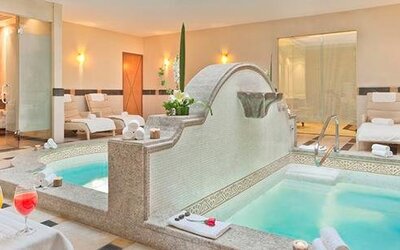 Spa area at Hotel Marquis Reforma featuring two whirlpool tubs, lounge chairs and a bright relaxation space.