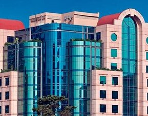 Daytime exterior of Hotel Marquis Reforma featuring its distinctive glass and stone façade.
