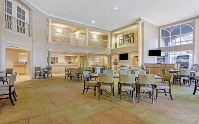 Spacious hotel lobby featuring comfortable seating, an open layout and a welcoming atmosphere at La Quinta Inn & Suites By Wyndham Orlando I Drive/Conv Ctr.