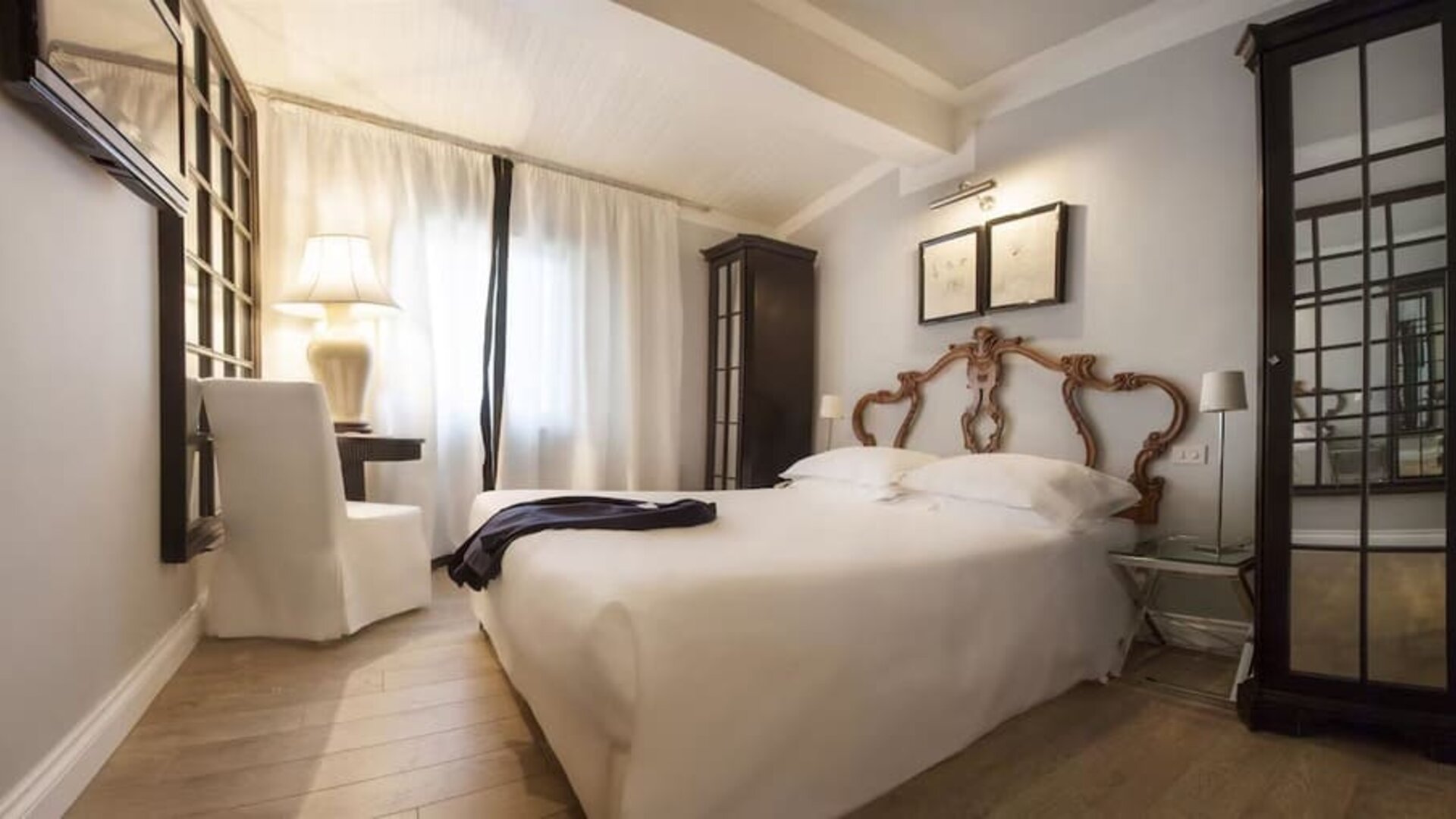 Day room featuring a plush bed, soft lighting, elegant furnishings, and a relaxing atmosphere at Cellai Boutique Hotel.