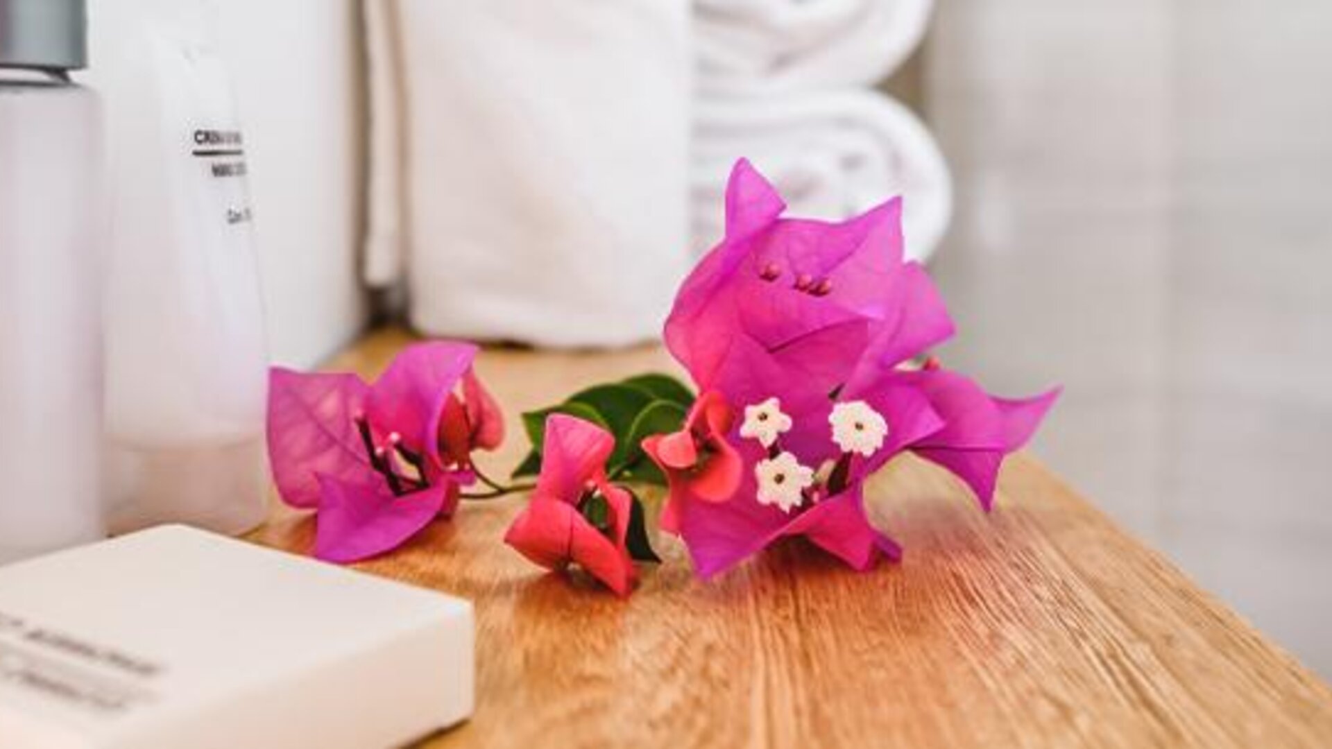 Spa amenities with toiletries, folded towels, and colourful flowers at Múcura Hotel & Spa.