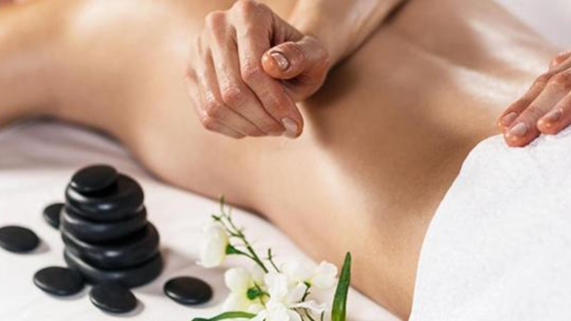 Spa treatment featuring a relaxing back massage with hot stones at Múcura Hotel & Spa.