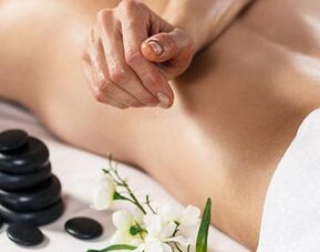 Spa treatment featuring a relaxing back massage with hot stones at Múcura Hotel & Spa.
