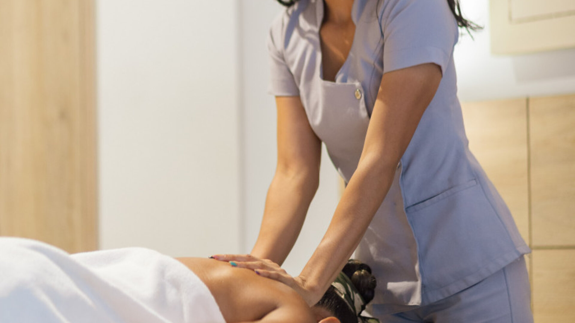 Relaxing massage treatment performed by a spa therapist in a tranquil treatment room at Holiday Inn Express Cartagena Manga.