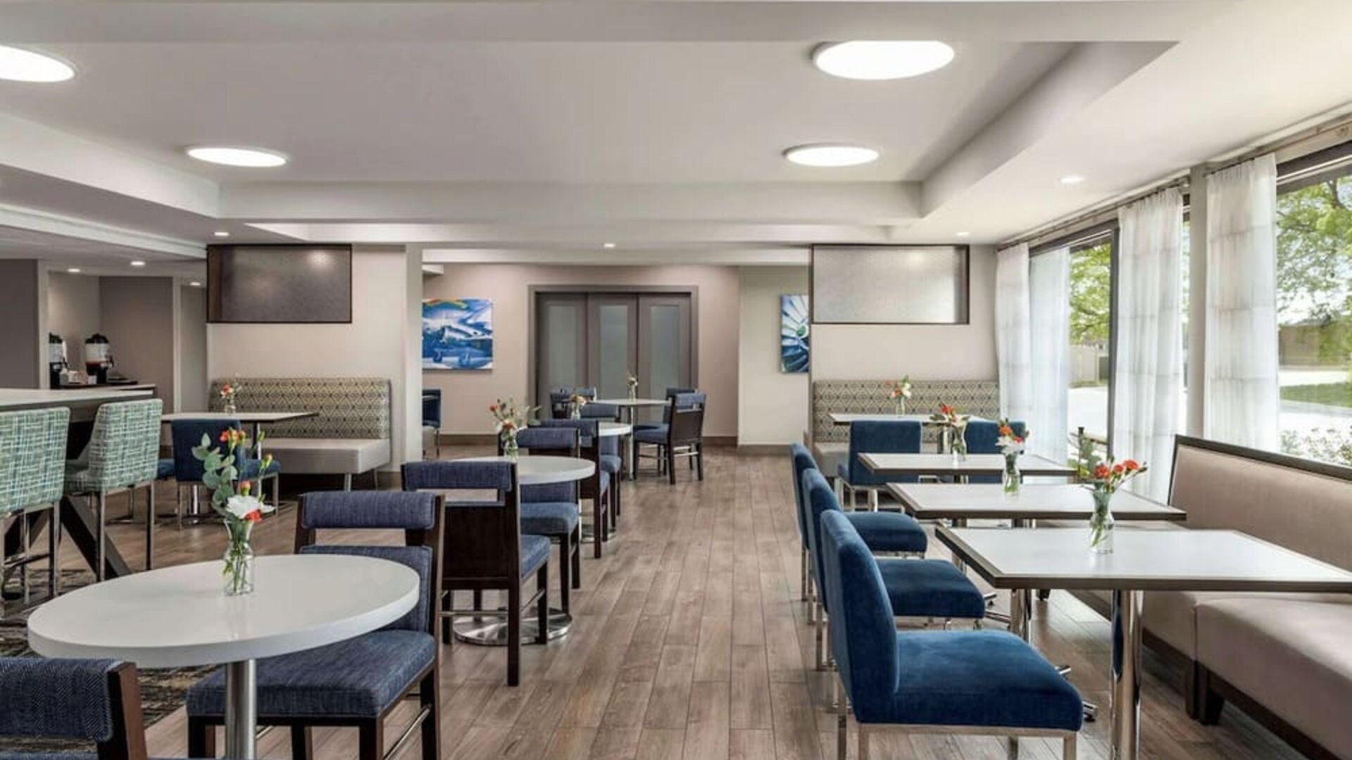 Dining area perfect for coworking at Hampton Inn Chicago O`Hare.