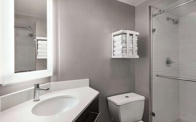 Guest bathroom with shower at Hampton Inn Chicago O`Hare.