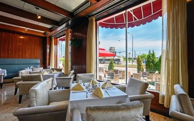 Dining area perfect for coworking at Congress Plaza Hotel.