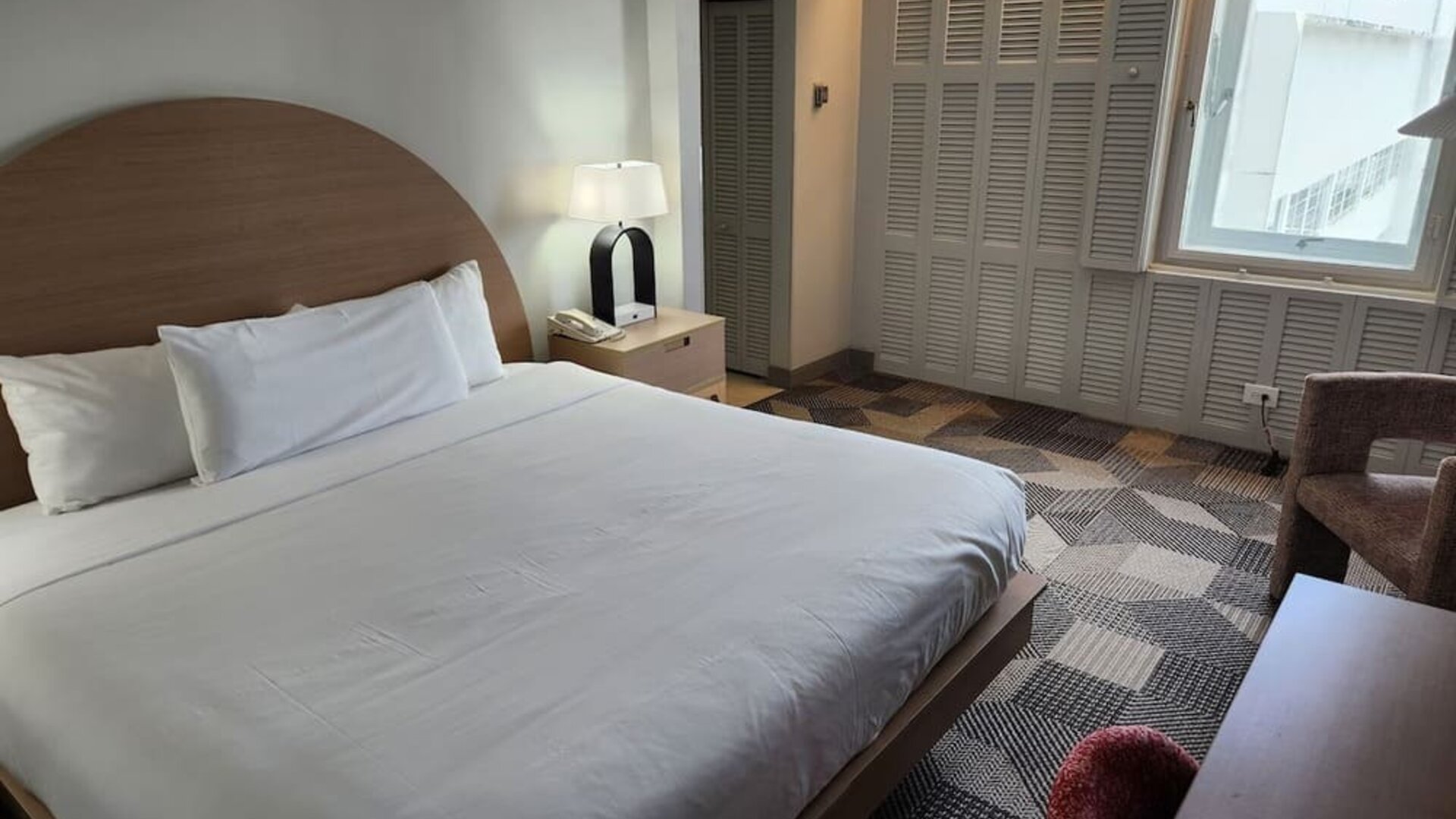 Day use room with work desk at Miami International Airport Hotel.