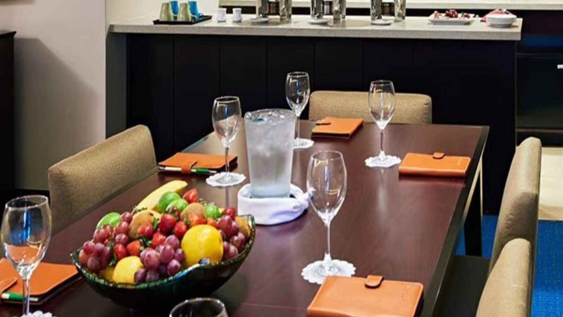 Dining area perfect for coworking at Miami International Airport Hotel.