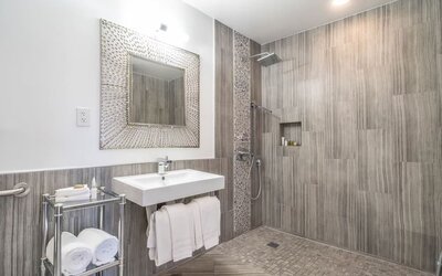 Guest bathroom with shower at Aqua Soleil Hotel & Mineral Water Spa.