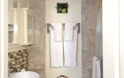 Private guest bathroom with shower at Parc Suites Hotel.