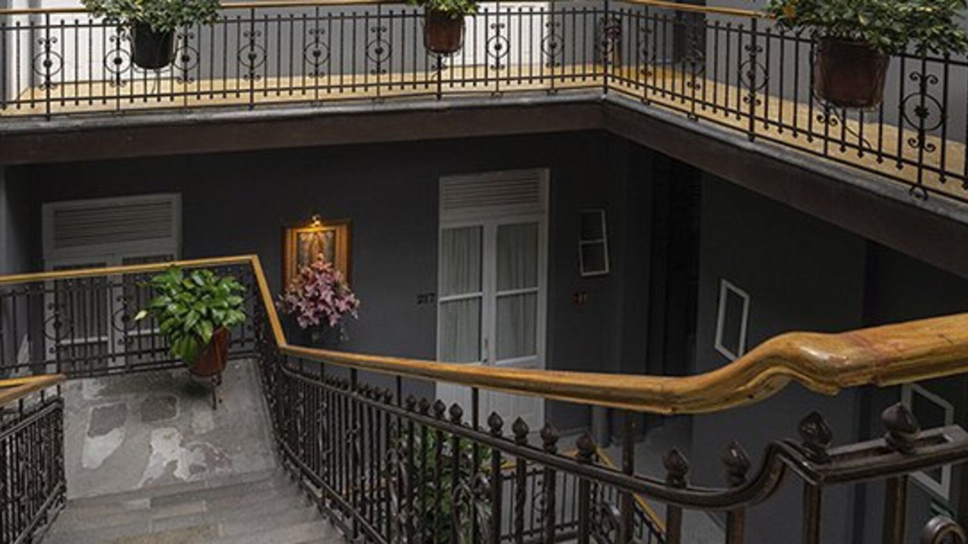 Hotel exterior showing a multi-storey building with balconies and a rooftop terrace at Hotel Principal.