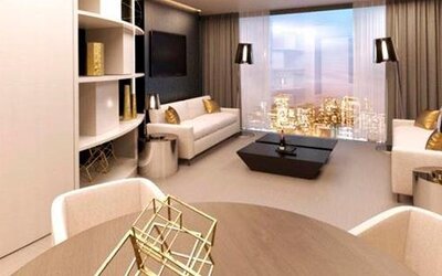Spacious suite lounge with cream sofas, a dining table, gold decorative accents and panoramic windows at Hotel Las Américas Golden Tower Panamá.