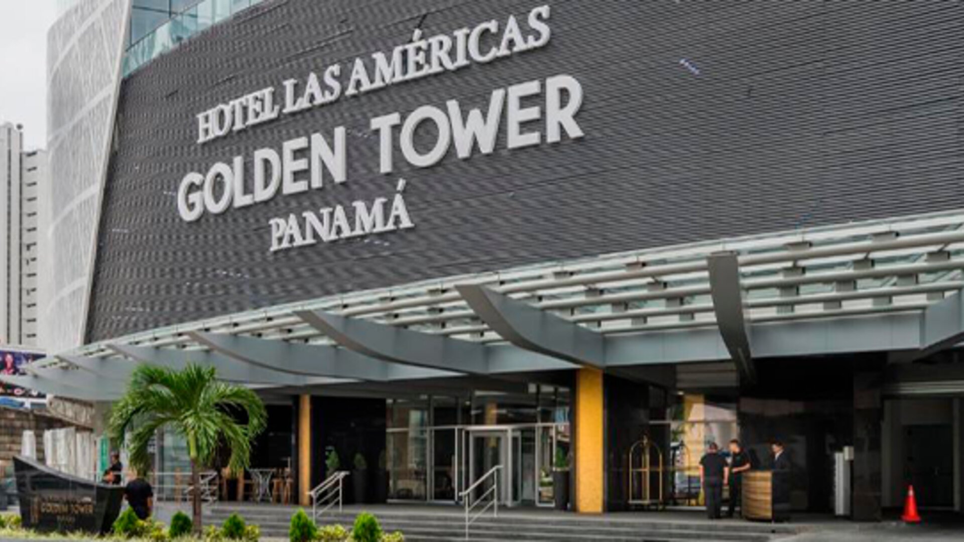 Hotel entrance with a modern canopy, glass doors and the hotel name displayed prominently at Hotel Las Américas Golden Tower Panamá.