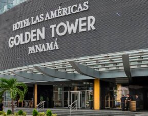 Hotel entrance with a modern canopy, glass doors and the hotel name displayed prominently at Hotel Las Américas Golden Tower Panamá.