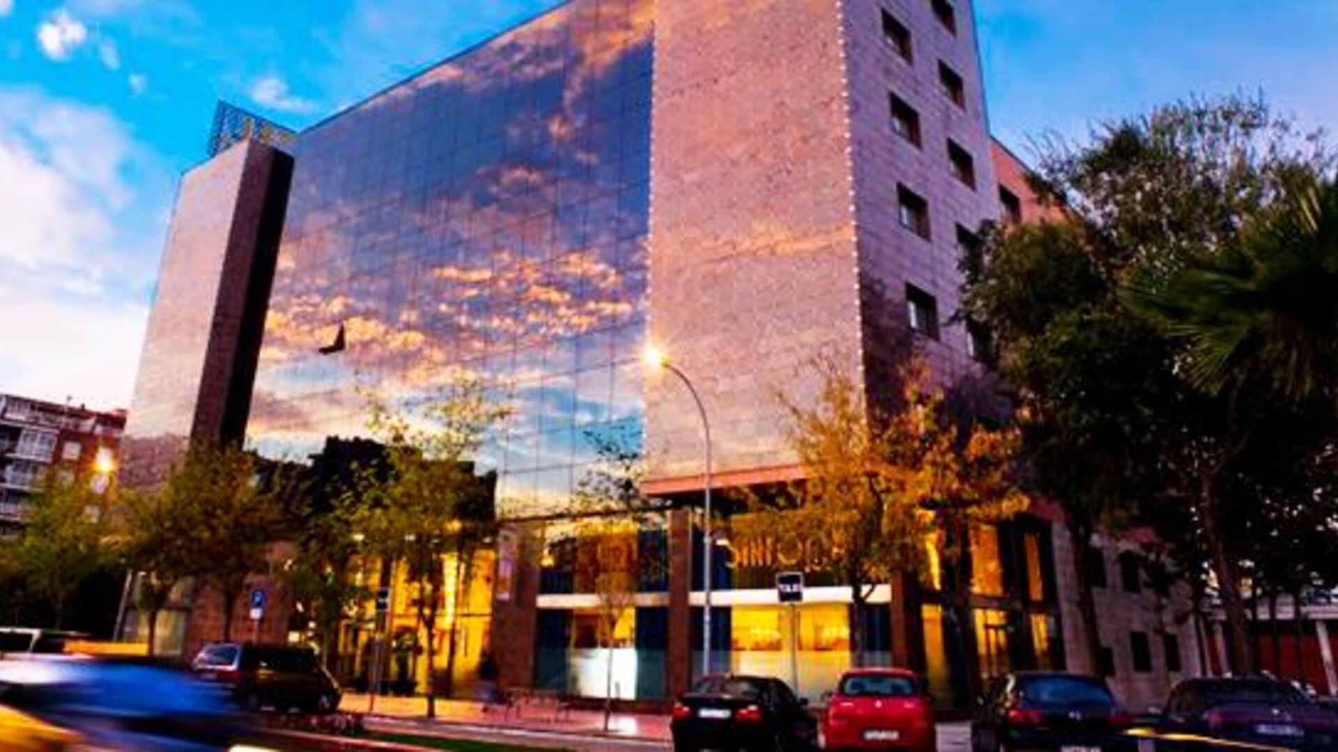 Modern multi-storey hotel exterior with reflective glass windows and a street-level entrance at Hotel Sallés Ciutat del Prat.