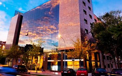 Modern multi-storey hotel exterior with reflective glass windows and a street-level entrance at Hotel Sallés Ciutat del Prat.