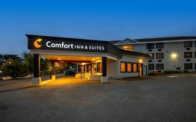 Hotel entrance and parking area at Comfort Inn & Suites Barrie.