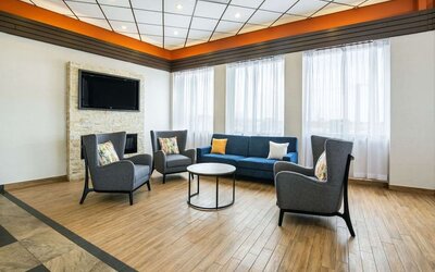 Hotel lobby with lounge area at Comfort Inn & Suites Barrie.