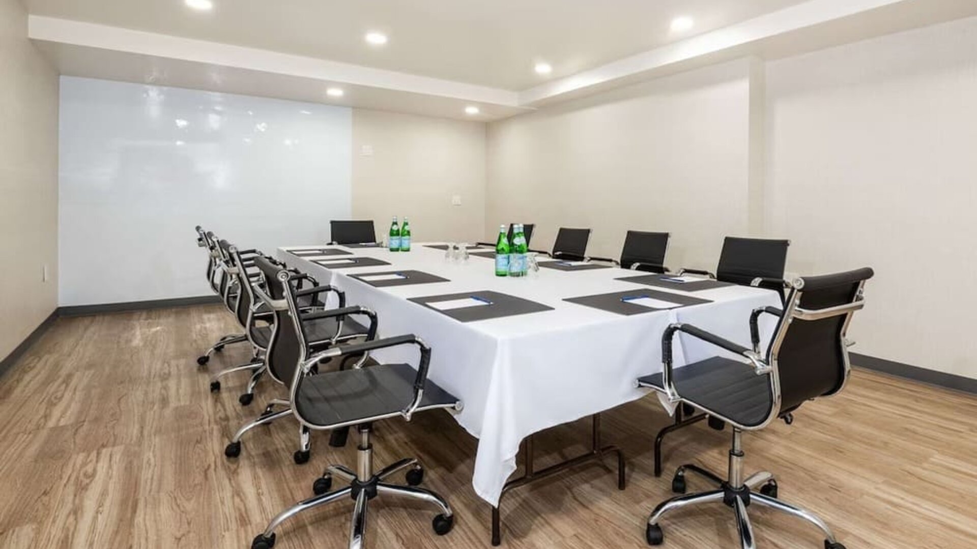 Profesional meeting room at Comfort Inn & Suites Barrie.