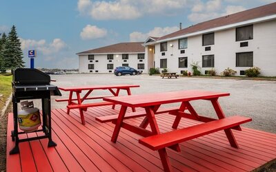 BBQ/Picnic area at Comfort Inn & Suites Barrie.