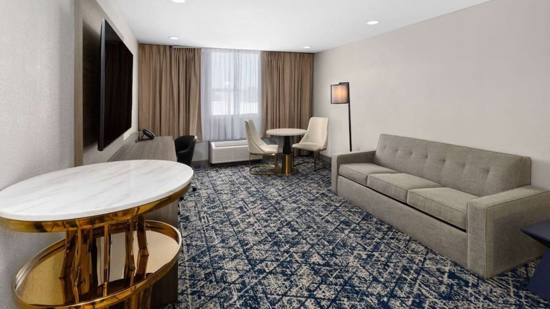 TV area at Wyndham DFW Airport.