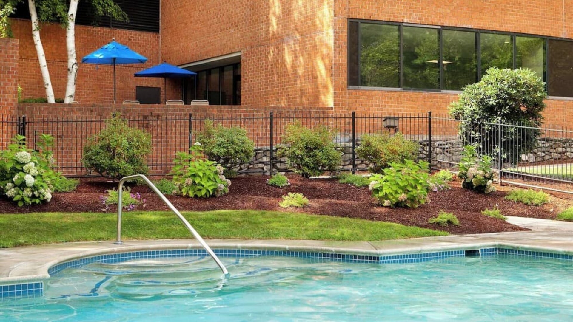 Outdoor pool at Boston Marriott Burlington.